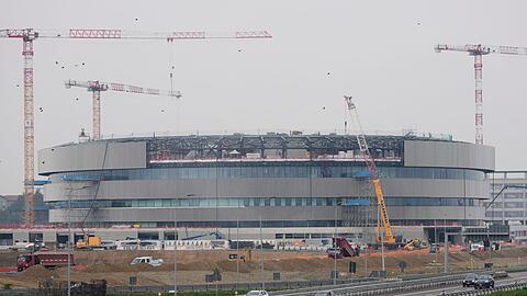 An der Eishockey-Arena wird noch gebaut.