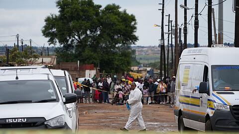 Die Tat geschah nachts im Township Bekkersdal bei Johannesburg.
