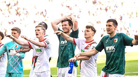 Lie&szlig;en sich von den Fans feiern: Die Fu&szlig;baller des FC Augsburg nach dem 3:1 &uuml;ber Gladbach.