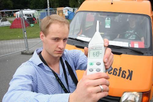 Alexander Sixt vom Katastrophenschutz überwachte die Lautstärke.