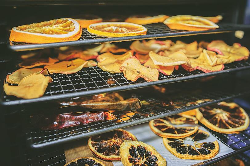 Auch D&ouml;rren ist eine Option, &uuml;berreifes Obst haltbar zu machen. Daf&uuml;r werden &Auml;pfel, Birnen, Zitrusfr&uuml;chte, Aprikosen oder Zwetschgen in d&uuml;nnen Scheiben entweder im D&ouml;rrger&auml;t, Combi-Dampfgarer oder Backofen bei 100 Grad etwa drei Stunden getrocknet und konserviert. Das getrocknete Obst kann an einem k&uuml;hlen, dunklen und trockenen Ort in luftdichten Schraubgl&auml;sern aufbewahrt werden.