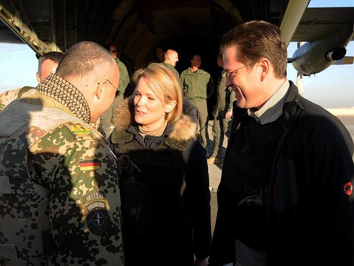 Stephanie zu Guttenberg spricht mit einem Bundeswehrsoldaten in Afghanistan.