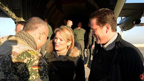 Stephanie zu Guttenberg spricht mit einem Bundeswehrsoldaten in Afghanistan.