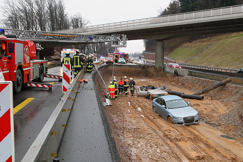 Das Ende einer Autofahrt: Beide Wagen landen in einer Baugrube
