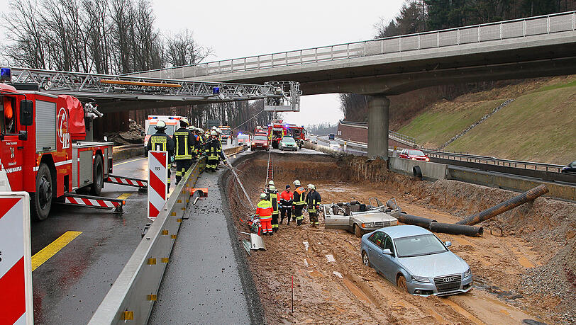 Das Ende einer Autofahrt: Beide Wagen landen in einer Baugrube Das Ende einer Autofahrt: Beide Wagen landen in einer Baugrube