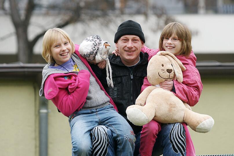 Ein Trio, das sich nicht mehr trennen lässt: Maya (9), der Vollzeit-Papa Thomas D. und die kleine Cayenne (8).