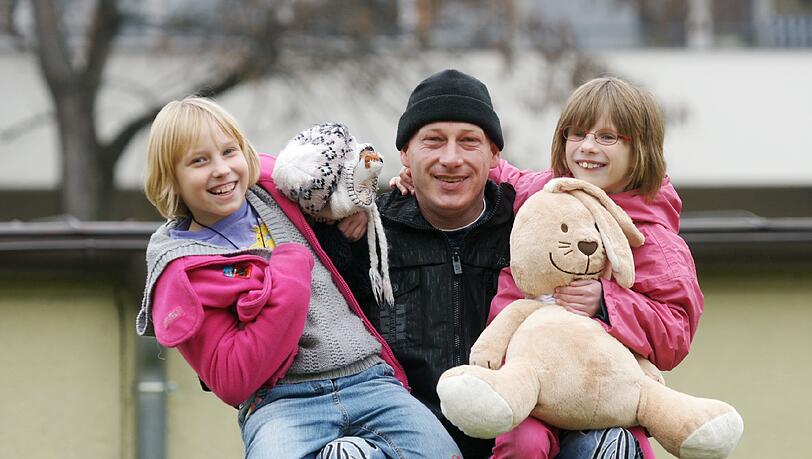 Ein Trio, das sich nicht mehr trennen lässt: Maya (9), der Vollzeit-Papa Thomas D. und die kleine Cayenne (8). Ein Trio, das sich nicht mehr trennen lässt: Maya (9), der Vollzeit-Papa Thomas D. und die kleine Cayenne (8).