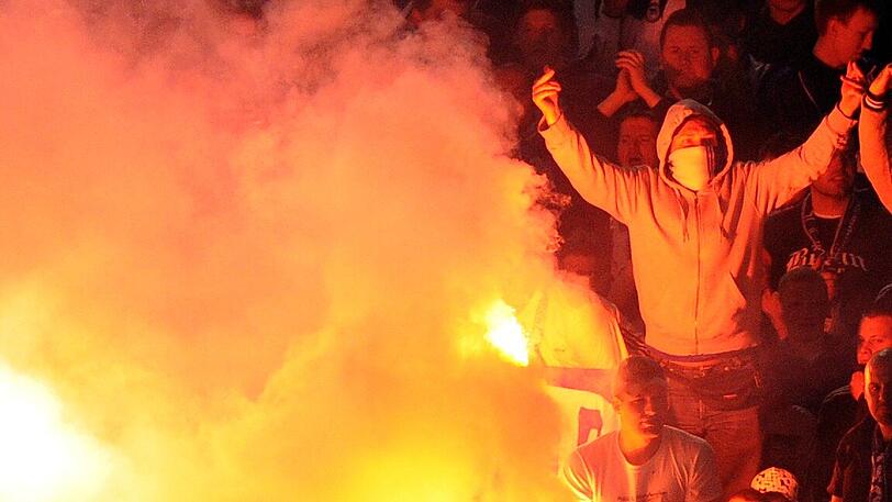 Fortuna-Fans stürmten vor Abpfiff auf den Platz.
