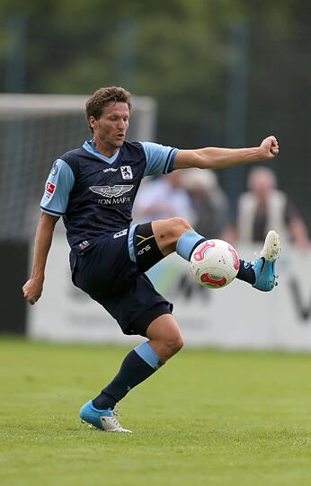 Benny Lauth am Ball im neuen Trikot.