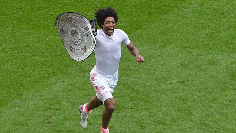Wie feiert der Mann erst, wenn er die richtige Schale hat? Bayerns Abwehrboss Dante dreht mit einer Nachbildung eine Runde im Frankfurter Stadion. Foto: dapd Wie feiert der Mann erst, wenn er die richtige Schale hat? Bayerns Abwehrboss Dante dreht mit einer Nachbildung eine Runde im Frankfurter Stadion. Foto: dapd