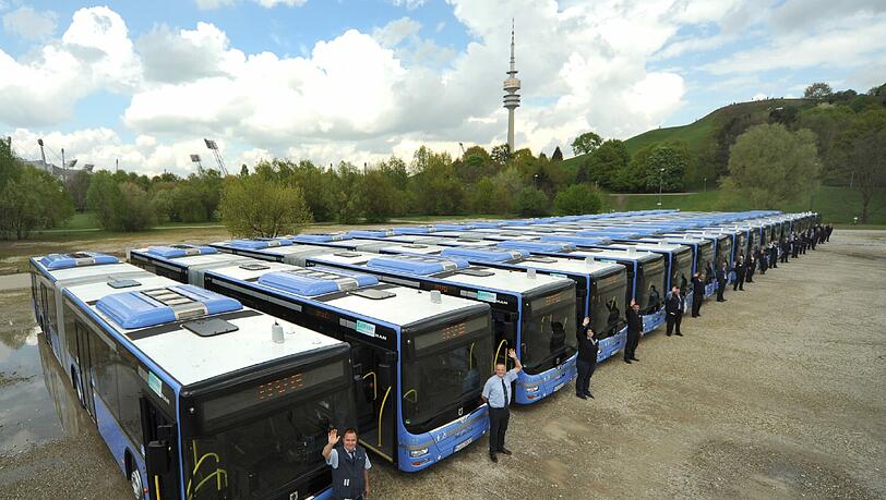 Besuch auf dem Tollwood-Gelände: Die 18 neuen Gelenkbusse und ihre Fahrer stehen in Reih und Glied. Besuch auf dem Tollwood-Gelände: Die 18 neuen Gelenkbusse und ihre Fahrer stehen in Reih und Glied.