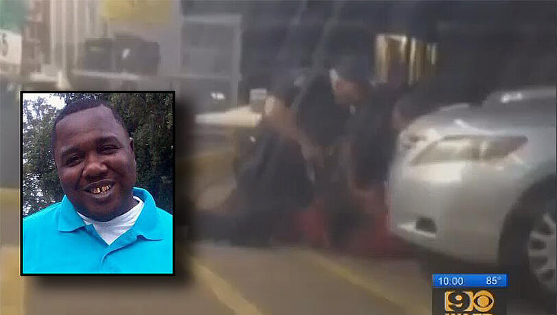 Das Handy-Video zeigt erschreckende Bilder. So wurde Sterling zunächst von den Polizisten zu Boden gedrückt und anschließend erschossen. Das Handy-Video zeigt erschreckende Bilder. So wurde Sterling zunächst von den Polizisten zu Boden gedrückt und anschließend erschossen.