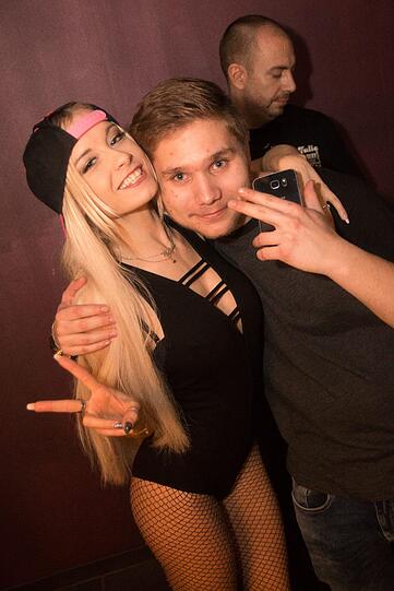 Malle-Partykönigin Mia Julia heizte den Feierwütigen im Kulturhaus in Taufkirchen so richtig ein.