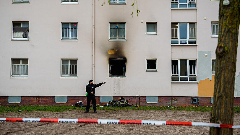 Der Tag danach. Polizei- und Security-Mitarbeiter am Gebäude, in dem es in der Nacht gebrannt hat.