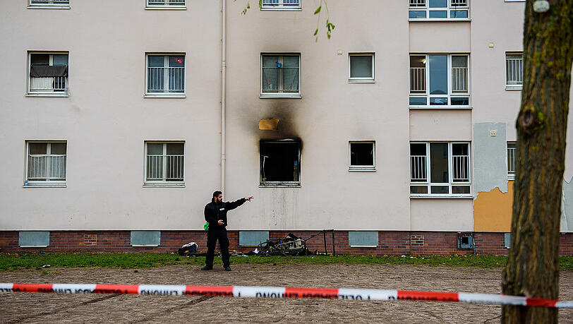 Der Tag danach. Polizei- und Security-Mitarbeiter am Gebäude, in dem es in der Nacht gebrannt hat. Der Tag danach. Polizei- und Security-Mitarbeiter am Gebäude, in dem es in der Nacht gebrannt hat.