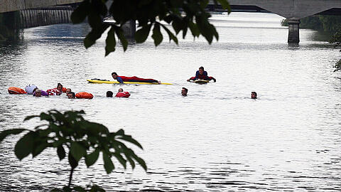 Die Stadträte Kristina Frank (CSU), Anne Hübner (SPD) und Paul Bickelbacher (Grüne) beim Test-Schwimmen fürs geplante Flussbad in der Isar.