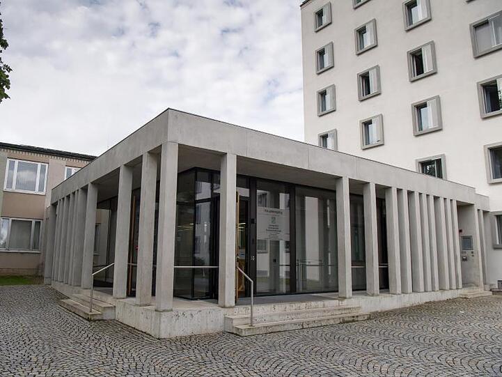 Der Gebäudekomplex des Landgerichts Traunstein ist zu sehen. Foto: Peter Kneffel/dpa/Archivbild