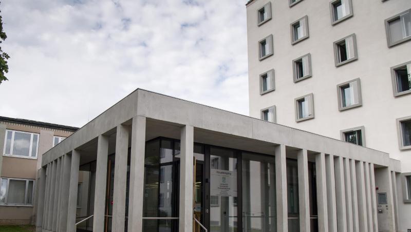 Der Gebäudekomplex des Landgerichts Traunstein ist zu sehen. Foto: Peter Kneffel/dpa/Archivbild