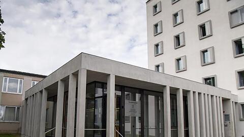 Der Gebäudekomplex des Landgerichts Traunstein ist zu sehen. Foto: Peter Kneffel/dpa/Archivbild