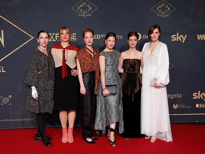Das Darstellerinnen-Ensemble: Meret Becker (l-r), Jenny Schily, Leonie Benesch, Hannah Herzsprung, Liv Lisa Fries und Fritzi Haberland.