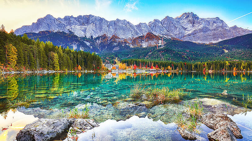 Der Eibsee im Wettersteingebirge ist besonders im Herbst einen Abstecher wert.