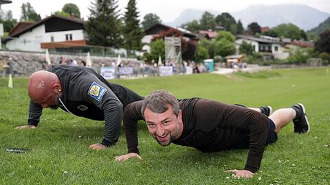 Runter mit der Nasenspitze ins Gras: Sechzigs neuer Mentaltrainer Giovanni Iemma (l.) lässt Löwen-Reporter Matthias Eicher schwitzen - und schreien. . .