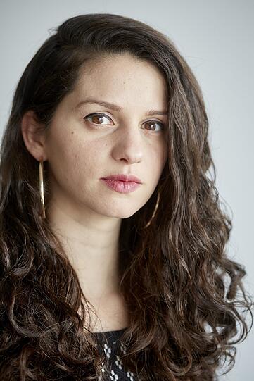Sapir Heller wurde 1989 in Israel geboren und lebt seit 2009 in München, wo sie an der Bayerischen Theaterakademie studierte. 2019 inzenierte sie zum ersten Mal im Volkstheater.