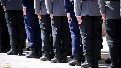 In der Bundeswehr war die Zahl der Soldaten im vergangenen Jahr trotz mehr Einstellungen erneut leicht gesunken. (Archivbild)