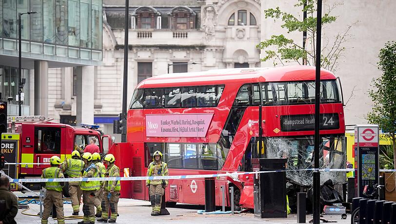 Mehrere Menschen wurden verletzt, als der Bus nahe dem Bahnhof Victoria Station von der Straße abkam.
