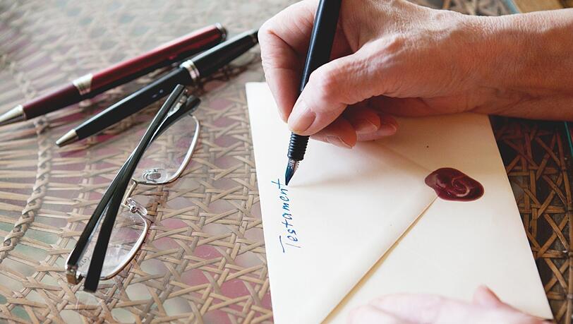 In einem Testament k&ouml;nnen klare Regeln getroffen werden. Tipp von Ira Kr&ouml;swang: regelm&auml;&szlig;ig &uuml;berpr&uuml;fen!