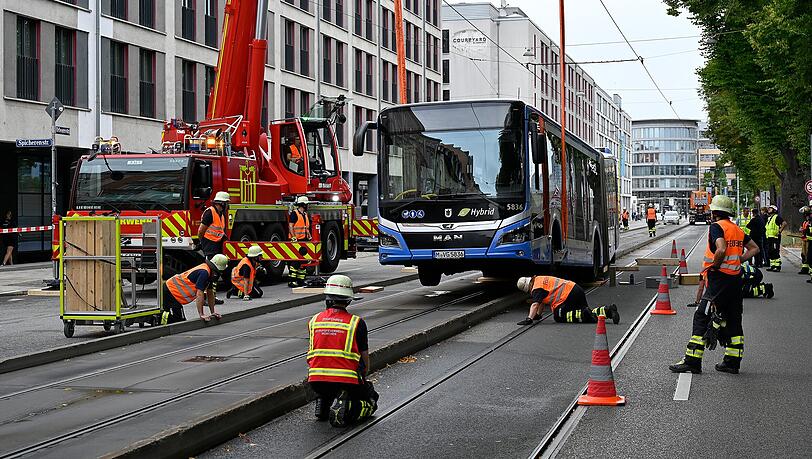 Der Gelenk-Linienbus geriet aus der vom öffentlichen Verkehrsraum abgesetzten Fahrspur und setzte so auf dem etwa 15 Zentimeter hohen Bordstein auf. Der Gelenk-Linienbus geriet aus der vom öffentlichen Verkehrsraum abgesetzten Fahrspur und setzte so auf dem etwa 15 Zentimeter hohen Bordstein auf.