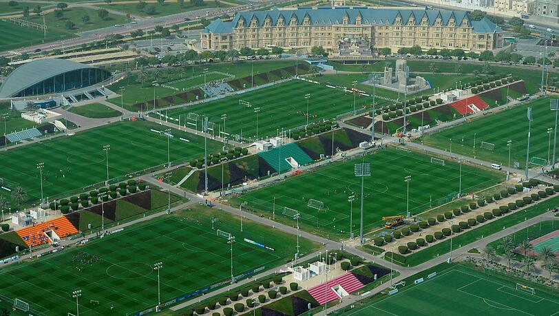 Riesige Anlage: Die Aspire Academy in Doha, Katar. Im Hintergrund: Das Hotel "Grand Heritage", dass dem FC Bayern schon 2013 als Unterkunft diente. Riesige Anlage: Die Aspire Academy in Doha, Katar. Im Hintergrund: Das Hotel "Grand Heritage", dass dem FC Bayern schon 2013 als Unterkunft diente.