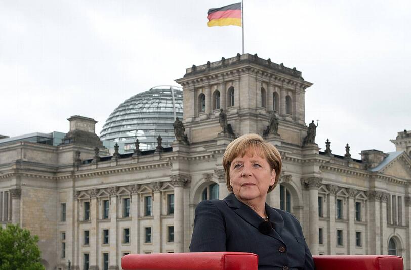 Bundeskanzlerin Angela Merkel kündigt in der NSA-Affäre einen langen Aufklärungsprozess an.