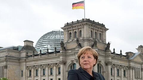 Bundeskanzlerin Angela Merkel kündigt in der NSA-Affäre einen langen Aufklärungsprozess an.