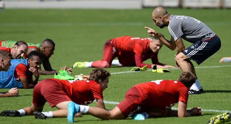 Zweikampf, Kraft, Ausdauer: So schuften die Bayern-Stars beim öffentlichen Training an der Säbener Straße.