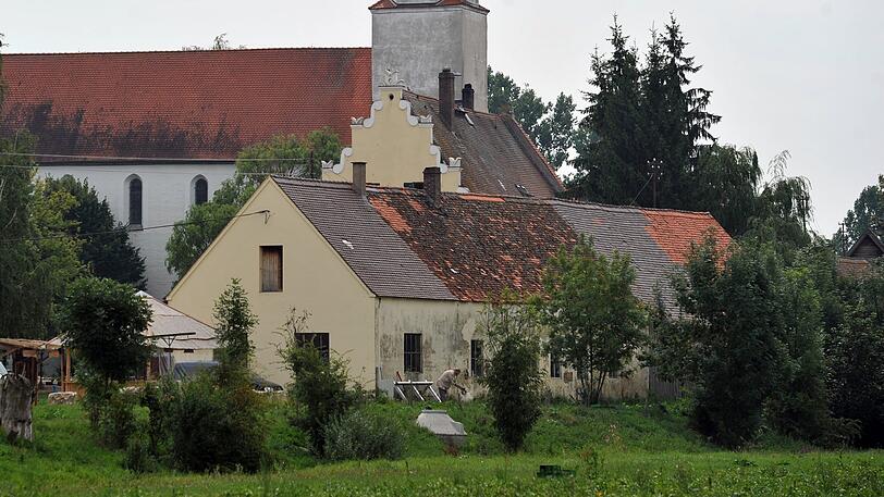 Die Gebäude von Klosterzimmern sind im Nördlinger Ries zu sehen, wo die Glaubensgemeinschaft der «Zwölf Stämme» lebte. Anfang 2017 gab die Gemeinschaft bekannt, Deutschland verlassen zu haben.