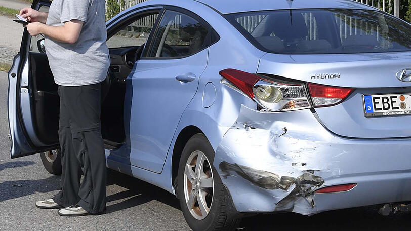 Nach dem Sturz aus vier Metern kam das Auto wieder auf den Rädern zum Stehen. Die drei Insassen wurden verletzt.