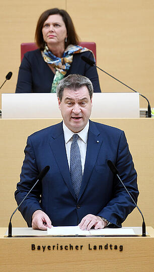Hier tropft's: Markus Söder am Rednerpult. Im Hintergrund Landtagspräsidentin Ilse Aigner.
