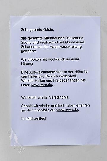 Über den Aushang wurden Badegeäste informiert, dass das Michaelibad am Mittwoch geschlossen hat.