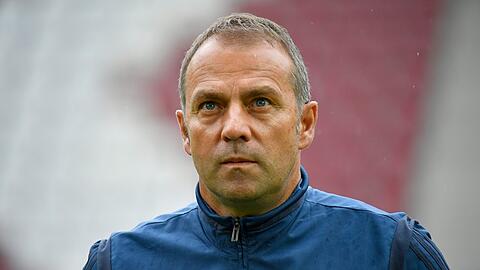 Hansi Flick übernimmt den Trainerposten beim FC Bayern für die Spiele gegen Olympiakos Piräus und Borussia Dortmund.