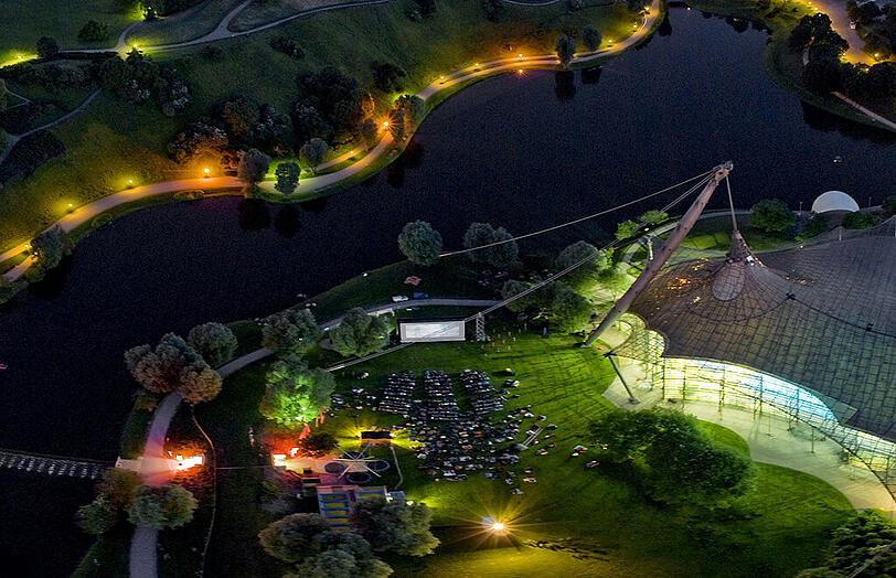 Stimmungsvoll: So sieht der Kino-Sommer im Olympiapark von oben aus.