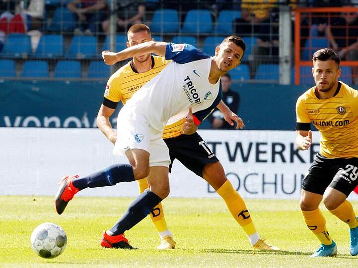 Bochums Losilla (M) ist von den Dresdenern Klingenburg (l) und Horvarth umzingelt.