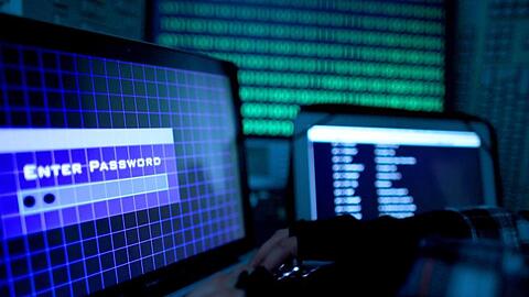 Man kann die Hotline zum Beispiel anrufen, wenn der Verdacht besteht, dass Passwörter gehackt oder Viren eingeschleust wurden.