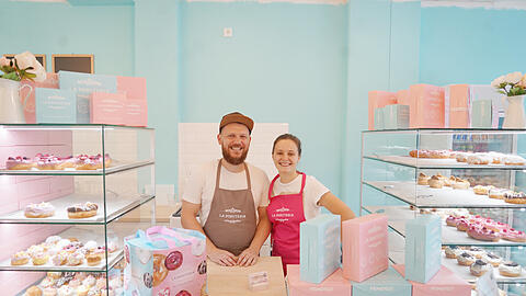 Darina und Peter Cernecky in ihrer über und über pastellfarbenen Donuteria.