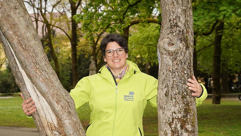 Angela Burkhardt-Keller ist Forstingenieurin. Am Baumschutztelefon des Bund Naturschutz berät sie Münchner, die sich fragen, warum schon wieder ein Baum gefällt wird.