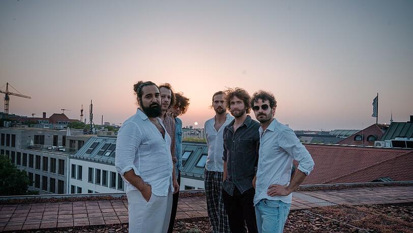 Die Band The Whiskey Foundation um Sänger Murat Kaydirma (links) über den Dächern von München.