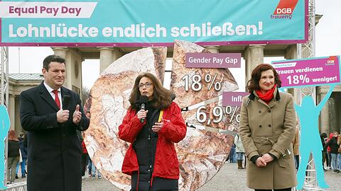 Die DGB-Vorsitzende Yasmin Fahimi (M) gibt am Vortag des Internationalen Frauentages ein Statement zum Equal Pay Day vor dem Brandenburger Tor ab. Neben ihr: Bundesarbeitsminister Hubertus Heil.