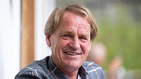 Markus Wasmeier, ehemaliger Skirennfahrer, sitzt in seinem Freilichtmuseum.