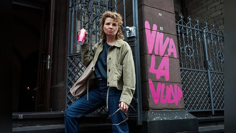 Annette Frier nimmt in "Frier und Fünfzig - Am Ende meiner Tage" ihr eigenes Älterwerden auf die Schippe.