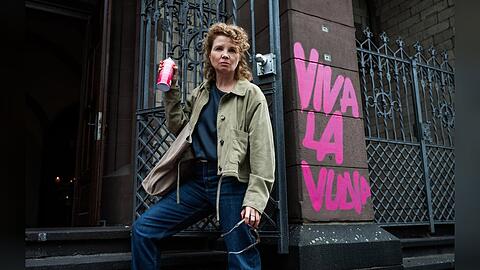 Annette Frier nimmt in "Frier und Fünfzig - Am Ende meiner Tage" ihr eigenes Älterwerden auf die Schippe.
